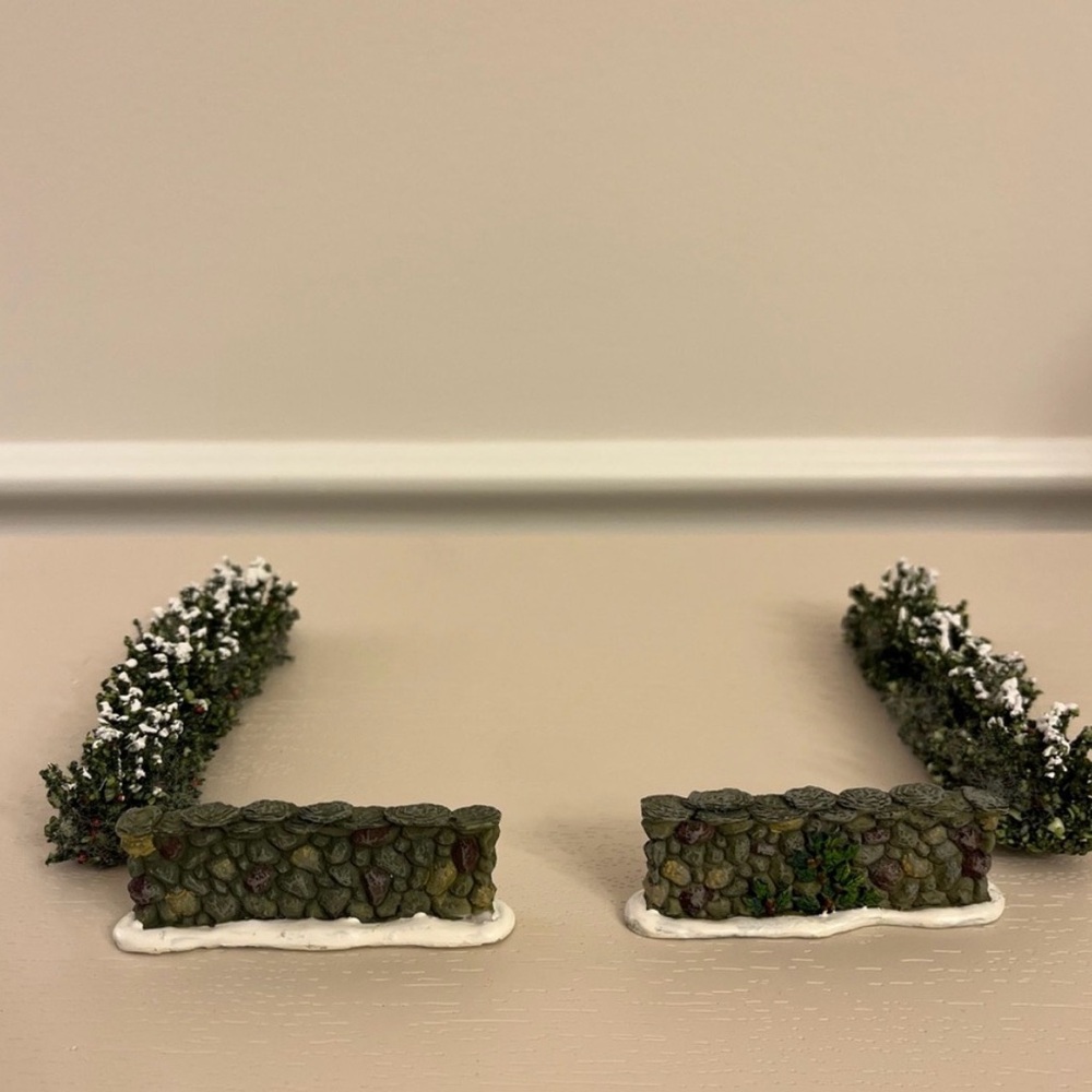 Christmas Village Stone Walls & Snowy Hedges Set – Festive Miniature Accessories